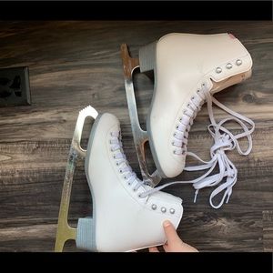 Rydell figure skates beginners level